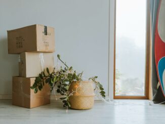 Zu sehen sind Umzugskartons in einer sonst noch leeren Wohnung.