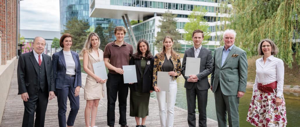 Die Gewinnerinnen und Gewinner des Ideenwettbewerbs "Zukunft schreiben" bei der Preisverleihung durch die B&C Privatstiftung, v.l.n.r.: Erich Hampel (B&C), Birgit Noggler (B&C), Lena Wagner, Matthias Kargl, Anna Pichler, Nikola Marie Hochedlinger, Manuel Peer, Wolfgang Hofer (B&C), Donia Lasinger (B&C) – gewonnen hat außerdem Hannah Maria Clemens © Alexander Müller