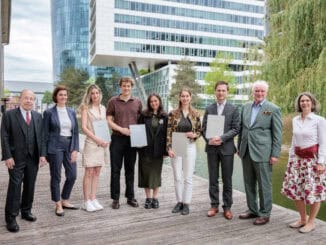 Die Gewinnerinnen und Gewinner des Ideenwettbewerbs "Zukunft schreiben" bei der Preisverleihung durch die B&C Privatstiftung, v.l.n.r.: Erich Hampel (B&C), Birgit Noggler (B&C), Lena Wagner, Matthias Kargl, Anna Pichler, Nikola Marie Hochedlinger, Manuel Peer, Wolfgang Hofer (B&C), Donia Lasinger (B&C) – gewonnen hat außerdem Hannah Maria Clemens © Alexander Müller