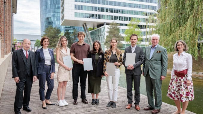 Die Gewinnerinnen und Gewinner des Ideenwettbewerbs "Zukunft schreiben" bei der Preisverleihung durch die B&C Privatstiftung, v.l.n.r.: Erich Hampel (B&C), Birgit Noggler (B&C), Lena Wagner, Matthias Kargl, Anna Pichler, Nikola Marie Hochedlinger, Manuel Peer, Wolfgang Hofer (B&C), Donia Lasinger (B&C) – gewonnen hat außerdem Hannah Maria Clemens © Alexander Müller