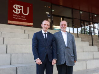v. l. n. r.: Kevin Lynch, Managing Director von Skilled Education mit Univ.-Prof. Dr. Alfred Pritz, Gründungsrektor der SFU