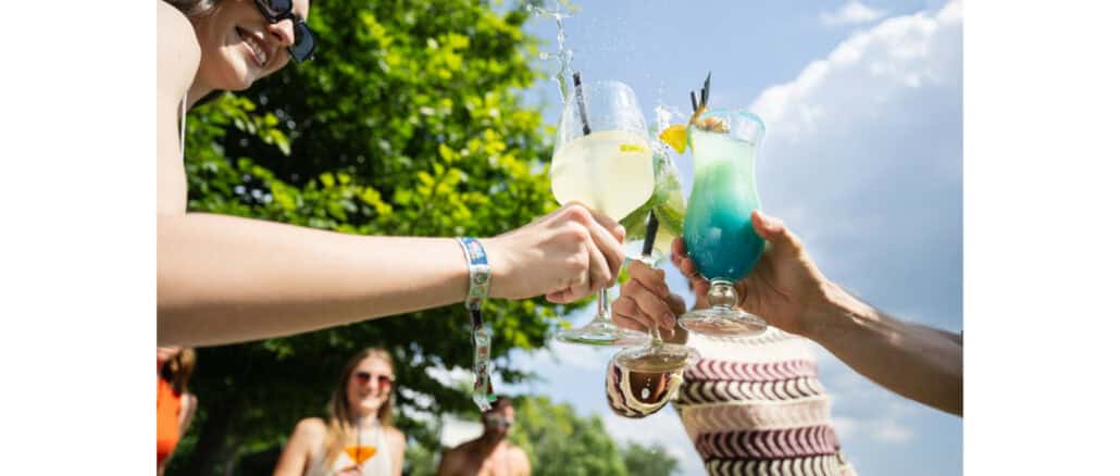 Mehrere Personen stoßen mit Cocktails an.