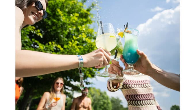 Mehrere Personen stoßen mit Cocktails an.